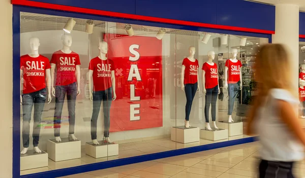 Muchos Maniquíes Llevan Una Camisa Roja Con Palabra Venta Hay — Foto de Stock