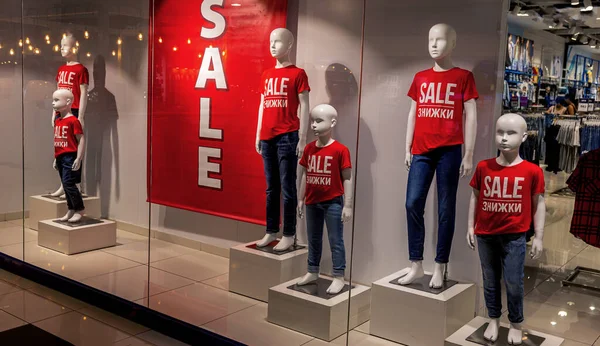 Muchos Maniquíes Llevan Una Camisa Roja Con Palabra Venta Hay — Foto de Stock