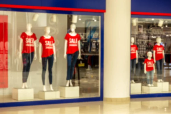 模糊的概念背景 许多模特都穿着一件印有 字样的红色衬衫 商店前面有一个摊位 概念销售 购物图片 — 图库照片