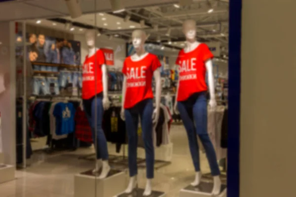 Fondo Conceptual Borroso Muchos Maniquíes Llevan Una Camisa Roja Con — Foto de Stock