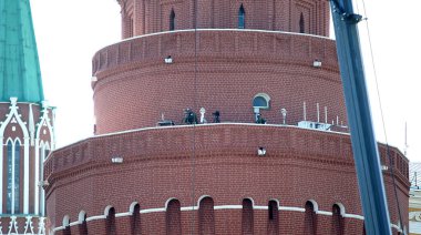 MOSCOW, RUSSIA - 24 Haziran 2020: Zafer Geçidi -75. Kızıl Meydan. Kremlin Kulesi 'ndeki keskin nişancılar basın için tribünleri gözetliyor. Keskin nişancılar kuleden optik periskopta tehlikeli sabotajcılar arıyorlar.