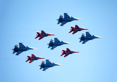 MOSCOW, RUSSIA - 24 Haziran 2020: Rus Şövalyeleri 'nin Aerobatik Rus uçaklarının Su-30SM ve MiG-29' daki Swift uçaklarının Moskova 'ya karşı yürüttüğü büyük vatanseverlik savaşındaki zafer geçidi.