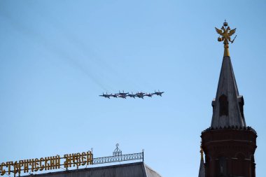 MOSCOW, RUSSIA - 24 Haziran 2020: Rus Şövalyeleri 'nin Aerobatik Rus uçaklarının Su-30SM ve MiG-29' daki Swift uçaklarının Moskova 'ya karşı yürüttüğü büyük vatanseverlik savaşındaki zafer geçidi.