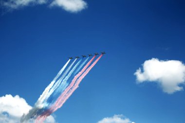 MOSCOW, RUSSIA - 24 Haziran 2020: Zafer Geçidi -75. Kızıl Meydan. Gökyüzünde hava gösterisi. Hava geçit töreni Rus havacılığı. Su-25 Zafer Günü askeri geçit töreninde Rusya 'nın üç renkli duman bayrağını zorluyor.