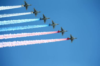 MOSCOW, RUSSIA - 24 Haziran 2020: Zafer Geçidi -75. Kızıl Meydan. Gökyüzünde hava gösterisi. Hava geçit töreni Rus havacılığı. Su-25 Zafer Günü askeri geçit töreninde Rusya 'nın üç renkli duman bayrağını zorluyor.