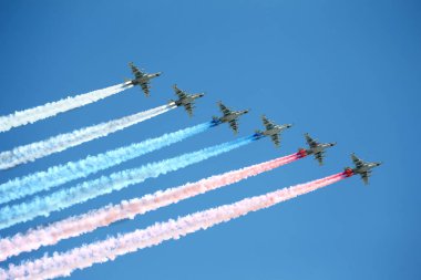 MOSCOW, RUSSIA - 24 Haziran 2020: Zafer Geçidi -75. Kızıl Meydan. Gökyüzünde hava gösterisi. Hava geçit töreni Rus havacılığı. Su-25 Zafer Günü askeri geçit töreninde Rusya 'nın üç renkli duman bayrağını zorluyor.