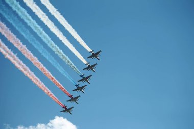 MOSCOW, RUSSIA - 24 Haziran 2020: Zafer Geçidi -75. Kızıl Meydan. Gökyüzünde hava gösterisi. Hava geçit töreni Rus havacılığı. Su-25 Zafer Günü askeri geçit töreninde Rusya 'nın üç renkli duman bayrağını zorluyor.