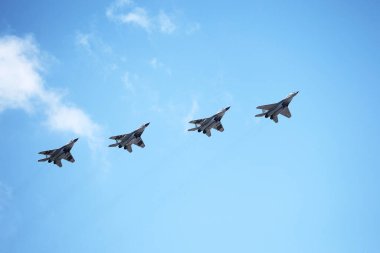 MOSCOW, RUSSIA - 24 Haziran 2020: Kızıl Meydan üzerindeki Zafer Uçuşunun 75. yıldönümü münasebetiyle düzenlenen hava geçidinde beşinci nesil Rus çok amaçlı savaşçılar Su-57