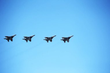 MOSCOW, RUSSIA - 24 Haziran 2020: Kızıl Meydan üzerindeki Zafer Uçuşunun 75. yıldönümü münasebetiyle düzenlenen hava geçidinde beşinci nesil Rus çok amaçlı savaşçılar Su-57