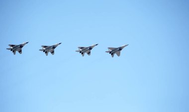 MOSCOW, RUSSIA - 24 Haziran 2020: Kızıl Meydan üzerindeki Zafer Uçuşunun 75. yıldönümü münasebetiyle düzenlenen hava geçidinde beşinci nesil Rus çok amaçlı savaşçılar Su-57