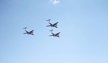 Değişken kanatlı Tu-22M3 stratejik füze taşıyıcı grubu ve Moskova 'daki geçit töreni sırasında süpersonik uzun menzilli bombardıman uçağı Tu-160.