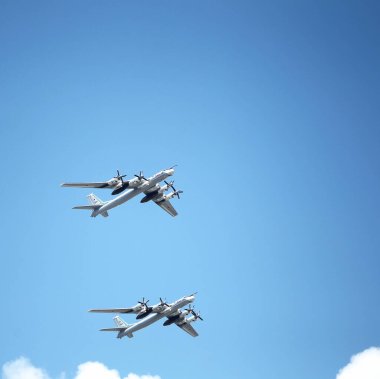 MOSCOW, RUSSIA - 24 Haziran 2020: Rus uçakları TU-95MS, 2. Dünya Savaşı sırasında Moskova 'da düzenlenen geçit töreninde Nazi Almanyası' na karşı kazanılan zaferin 75. yıldönümü münasebetiyle Kremlin ve Kızıl Meydan üzerinde uçacak
