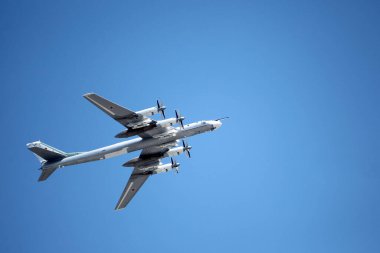 MOSCOW, RUSSIA - 24 Haziran 2020: Rus uçakları TU-95MS, 2. Dünya Savaşı sırasında Moskova 'da düzenlenen geçit töreninde Nazi Almanyası' na karşı kazanılan zaferin 75. yıldönümü münasebetiyle Kremlin ve Kızıl Meydan üzerinde uçacak