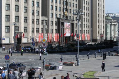 MOSCOW, RUSSIA -24 Haziran 2020: Zafer Geçidi. Büyük Vatanseverlik Savaşı 'nda Zafer Günü. Faşizme karşı zaferi kutluyoruz. Üniformalı ve askeri teçhizatlı insanlar geçit törenine katılıyor.