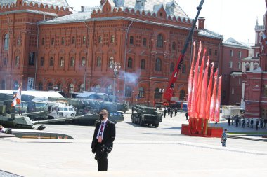 MOSCOW, RUSSIA -24 Haziran 2020: Zafer Geçidi. Büyük Vatanseverlik Savaşı 'nda Zafer Günü. Faşizme karşı zaferi kutluyoruz. Üniformalı ve askeri teçhizatlı insanlar geçit törenine katılıyor.