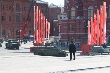 MOSCOW, RUSSIA -24 Haziran 2020: Zafer Geçidi. Büyük Vatanseverlik Savaşı 'nda Zafer Günü. Faşizme karşı zaferi kutluyoruz. Üniformalı ve askeri teçhizatlı insanlar geçit törenine katılıyor.