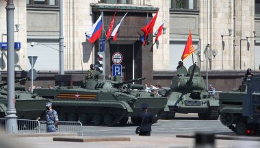 MOSCOW, RUSSIA -24 Haziran 2020: Zafer Geçidi. Büyük Vatanseverlik Savaşı 'nda Zafer Günü. Faşizme karşı zaferi kutluyoruz. Üniformalı ve askeri teçhizatlı insanlar geçit törenine katılıyor.