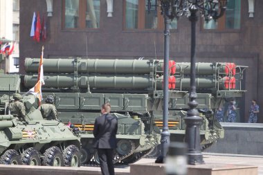 MOSCOW, RUSSIA -24 Haziran 2020: Zafer Geçidi. Büyük Vatanseverlik Savaşı 'nda Zafer Günü. Faşizme karşı zaferi kutluyoruz. Üniformalı ve askeri teçhizatlı insanlar geçit törenine katılıyor.