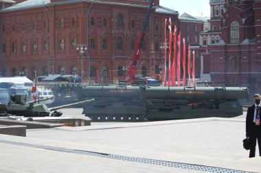 MOSCOW, RUSSIA -24 Haziran 2020: Zafer Geçidi. Büyük Vatanseverlik Savaşı 'nda Zafer Günü. Faşizme karşı zaferi kutluyoruz. Üniformalı ve askeri teçhizatlı insanlar geçit törenine katılıyor.