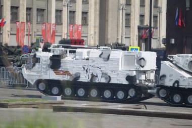 MOSCOW, RUSSIA -24 Haziran 2020: Zafer Geçidi. Büyük Vatanseverlik Savaşı 'nda Zafer Günü. Faşizme karşı zaferi kutluyoruz. Üniformalı ve askeri teçhizatlı insanlar geçit törenine katılıyor.