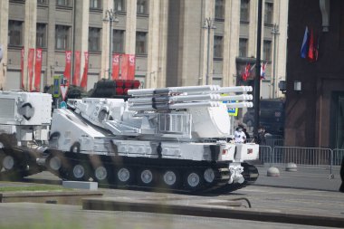 MOSCOW, RUSSIA -24 Haziran 2020: Zafer Geçidi. Büyük Vatanseverlik Savaşı 'nda Zafer Günü. Faşizme karşı zaferi kutluyoruz. Üniformalı ve askeri teçhizatlı insanlar geçit törenine katılıyor.