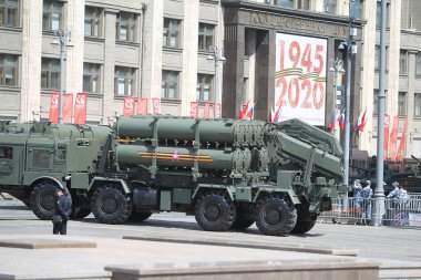 MOSCOW, RUSSIA -24 Haziran 2020: Zafer Geçidi. Büyük Vatanseverlik Savaşı 'nda Zafer Günü. Faşizme karşı zaferi kutluyoruz. Üniformalı ve askeri teçhizatlı insanlar geçit törenine katılıyor.