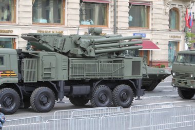 MOSCOW, RUSSIA -24 Haziran 2020: Zafer Geçidi. Büyük Vatanseverlik Savaşı 'nda Zafer Günü. Faşizme karşı zaferi kutluyoruz. Üniformalı ve askeri teçhizatlı insanlar geçit törenine katılıyor.