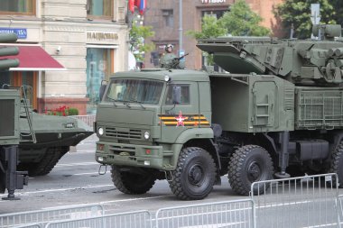 MOSCOW, RUSSIA -24 Haziran 2020: Zafer Geçidi. Büyük Vatanseverlik Savaşı 'nda Zafer Günü. Faşizme karşı zaferi kutluyoruz. Üniformalı ve askeri teçhizatlı insanlar geçit törenine katılıyor.