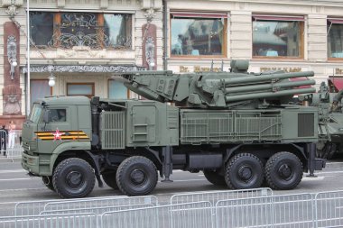 MOSCOW, RUSSIA -24 Haziran 2020: Zafer Geçidi. Büyük Vatanseverlik Savaşı 'nda Zafer Günü. Faşizme karşı zaferi kutluyoruz. Üniformalı ve askeri teçhizatlı insanlar geçit törenine katılıyor.