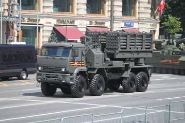 MOSCOW, RUSSIA -24 Haziran 2020: Zafer Geçidi. Büyük Vatanseverlik Savaşı 'nda Zafer Günü. Faşizme karşı zaferi kutluyoruz. Üniformalı ve askeri teçhizatlı insanlar geçit törenine katılıyor.