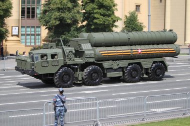 MOSCOW, RUSSIA -24 Haziran 2020: Zafer Geçidi. Büyük Vatanseverlik Savaşı 'nda Zafer Günü. Faşizme karşı zaferi kutluyoruz. Üniformalı ve askeri teçhizatlı insanlar geçit törenine katılıyor.