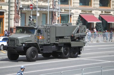 MOSCOW, RUSSIA -24 Haziran 2020: Zafer Geçidi. Büyük Vatanseverlik Savaşı 'nda Zafer Günü. Faşizme karşı zaferi kutluyoruz. Üniformalı ve askeri teçhizatlı insanlar geçit törenine katılıyor.