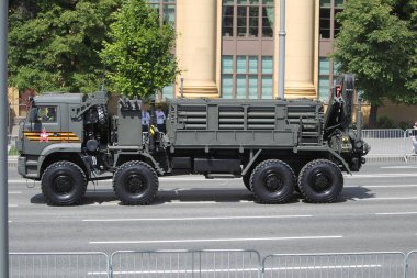 MOSCOW, RUSSIA -24 Haziran 2020: Zafer Geçidi. Büyük Vatanseverlik Savaşı 'nda Zafer Günü. Faşizme karşı zaferi kutluyoruz. Üniformalı ve askeri teçhizatlı insanlar geçit törenine katılıyor.