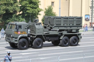 MOSCOW, RUSSIA -24 Haziran 2020: Zafer Geçidi. Büyük Vatanseverlik Savaşı 'nda Zafer Günü. Faşizme karşı zaferi kutluyoruz. Üniformalı ve askeri teçhizatlı insanlar geçit törenine katılıyor.