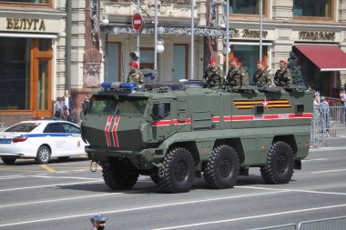 MOSCOW, RUSSIA -24 Haziran 2020: Zafer Geçidi. Büyük Vatanseverlik Savaşı 'nda Zafer Günü. Faşizme karşı zaferi kutluyoruz. Üniformalı ve askeri teçhizatlı insanlar geçit törenine katılıyor.