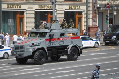 MOSCOW, RUSSIA -24 Haziran 2020: Zafer Geçidi. Büyük Vatanseverlik Savaşı 'nda Zafer Günü. Faşizme karşı zaferi kutluyoruz. Üniformalı ve askeri teçhizatlı insanlar geçit törenine katılıyor.