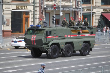 MOSCOW, RUSSIA -24 Haziran 2020: Zafer Geçidi. Büyük Vatanseverlik Savaşı 'nda Zafer Günü. Faşizme karşı zaferi kutluyoruz. Üniformalı ve askeri teçhizatlı insanlar geçit törenine katılıyor.