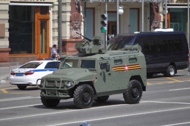 MOSCOW, RUSSIA -24 Haziran 2020: Zafer Geçidi. Büyük Vatanseverlik Savaşı 'nda Zafer Günü. Faşizme karşı zaferi kutluyoruz. Üniformalı ve askeri teçhizatlı insanlar geçit törenine katılıyor.