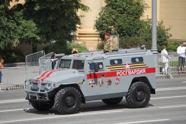 MOSCOW, RUSSIA -24 Haziran 2020: Zafer Geçidi. Büyük Vatanseverlik Savaşı 'nda Zafer Günü. Faşizme karşı zaferi kutluyoruz. Üniformalı ve askeri teçhizatlı insanlar geçit törenine katılıyor.