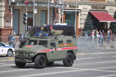 MOSCOW, RUSSIA -24 Haziran 2020: Zafer Geçidi. Büyük Vatanseverlik Savaşı 'nda Zafer Günü. Faşizme karşı zaferi kutluyoruz. Üniformalı ve askeri teçhizatlı insanlar geçit törenine katılıyor.