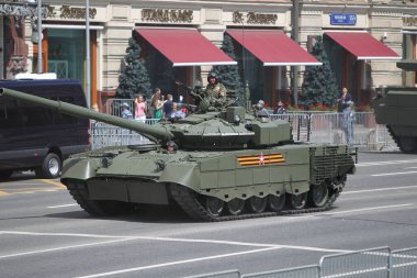 MOSCOW, RUSSIA -24 Haziran 2020: Zafer Geçidi. Büyük Vatanseverlik Savaşı 'nda Zafer Günü. Faşizme karşı zaferi kutluyoruz. Üniformalı ve askeri teçhizatlı insanlar geçit törenine katılıyor.