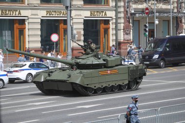 MOSCOW, RUSSIA -24 Haziran 2020: Zafer Geçidi. Büyük Vatanseverlik Savaşı 'nda Zafer Günü. Faşizme karşı zaferi kutluyoruz. Üniformalı ve askeri teçhizatlı insanlar geçit törenine katılıyor.