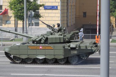 MOSCOW, RUSSIA -24 Haziran 2020: Zafer Geçidi. Büyük Vatanseverlik Savaşı 'nda Zafer Günü. Faşizme karşı zaferi kutluyoruz. Üniformalı ve askeri teçhizatlı insanlar geçit törenine katılıyor.