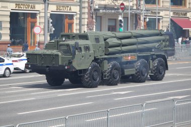 MOSCOW, RUSSIA -24 Haziran 2020: Zafer Geçidi. Büyük Vatanseverlik Savaşı 'nda Zafer Günü. Faşizme karşı zaferi kutluyoruz. Üniformalı ve askeri teçhizatlı insanlar geçit törenine katılıyor.