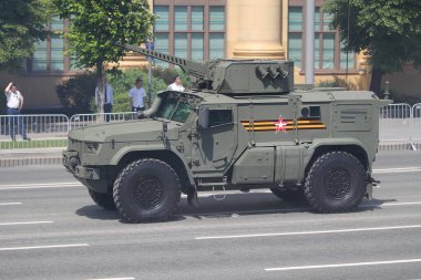 MOSCOW, RUSSIA -24 Haziran 2020: Zafer Geçidi. Büyük Vatanseverlik Savaşı 'nda Zafer Günü. Faşizme karşı zaferi kutluyoruz. Üniformalı ve askeri teçhizatlı insanlar geçit törenine katılıyor.