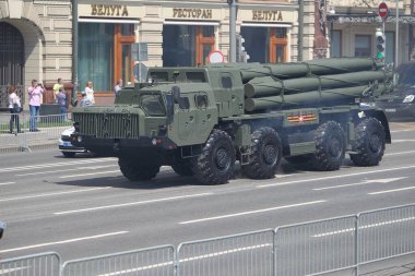 MOSCOW, RUSSIA -24 Haziran 2020: Zafer Geçidi. Büyük Vatanseverlik Savaşı 'nda Zafer Günü. Faşizme karşı zaferi kutluyoruz. Üniformalı ve askeri teçhizatlı insanlar geçit törenine katılıyor.