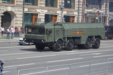 MOSCOW, RUSSIA -24 Haziran 2020: Zafer Geçidi. Büyük Vatanseverlik Savaşı 'nda Zafer Günü. Faşizme karşı zaferi kutluyoruz. Üniformalı ve askeri teçhizatlı insanlar geçit törenine katılıyor.