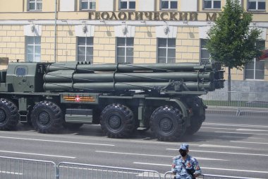 MOSCOW, RUSSIA -24 Haziran 2020: Zafer Geçidi. Büyük Vatanseverlik Savaşı 'nda Zafer Günü. Faşizme karşı zaferi kutluyoruz. Üniformalı ve askeri teçhizatlı insanlar geçit törenine katılıyor.