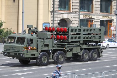 MOSCOW, RUSSIA -24 Haziran 2020: Zafer Geçidi. Büyük Vatanseverlik Savaşı 'nda Zafer Günü. Faşizme karşı zaferi kutluyoruz. Üniformalı ve askeri teçhizatlı insanlar geçit törenine katılıyor.