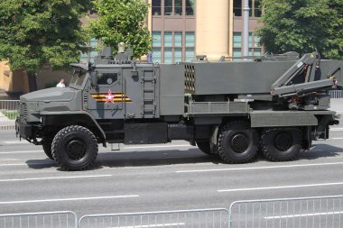 MOSCOW, RUSSIA -24 Haziran 2020: Zafer Geçidi. Büyük Vatanseverlik Savaşı 'nda Zafer Günü. Faşizme karşı zaferi kutluyoruz. Üniformalı ve askeri teçhizatlı insanlar geçit törenine katılıyor.